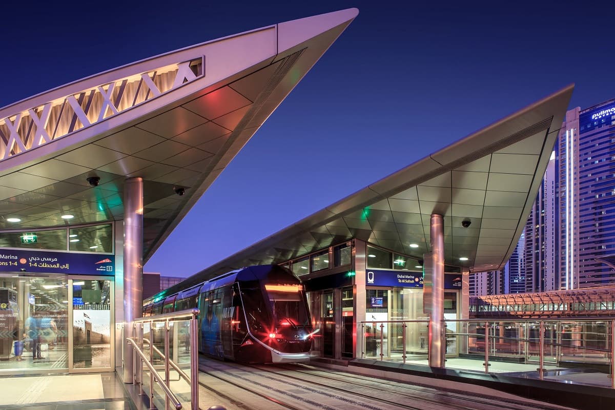 مواعيد وسائل النقل العام في دبي ليلة رأس السنة ٢٠٢٦ | مترو دبي، ترام دبي، وحافلات دبي