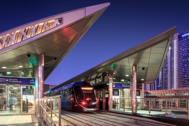 مواعيد وسائل النقل العام في دبي ليلة رأس السنة ٢٠٢٦ | مترو دبي، ترام دبي، وحافلات دبي