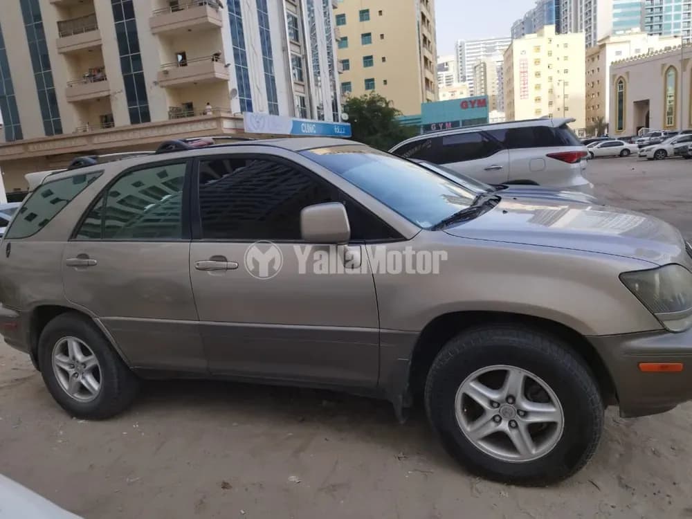 مستعملة لكزس آر اكس 2000