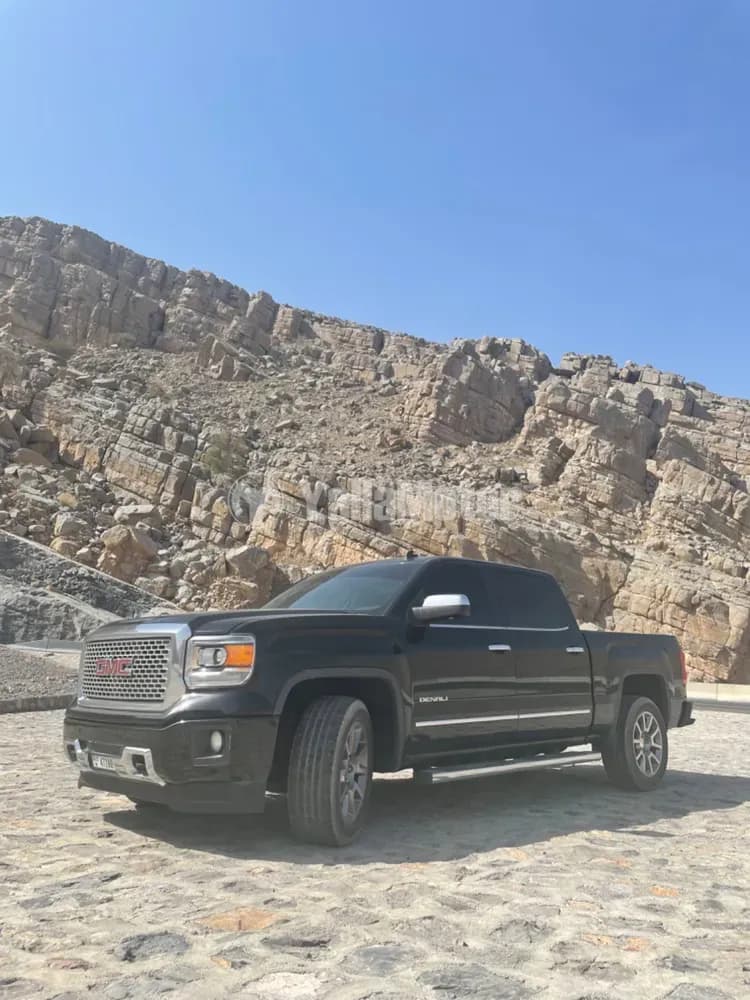 جي إم سي سييرا 6.2L Crew Cab AWD 2015 مستعملة