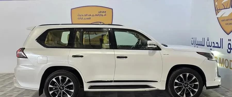 لكزس أل أكس 570 5 door 5.7L 2021 مستعملة